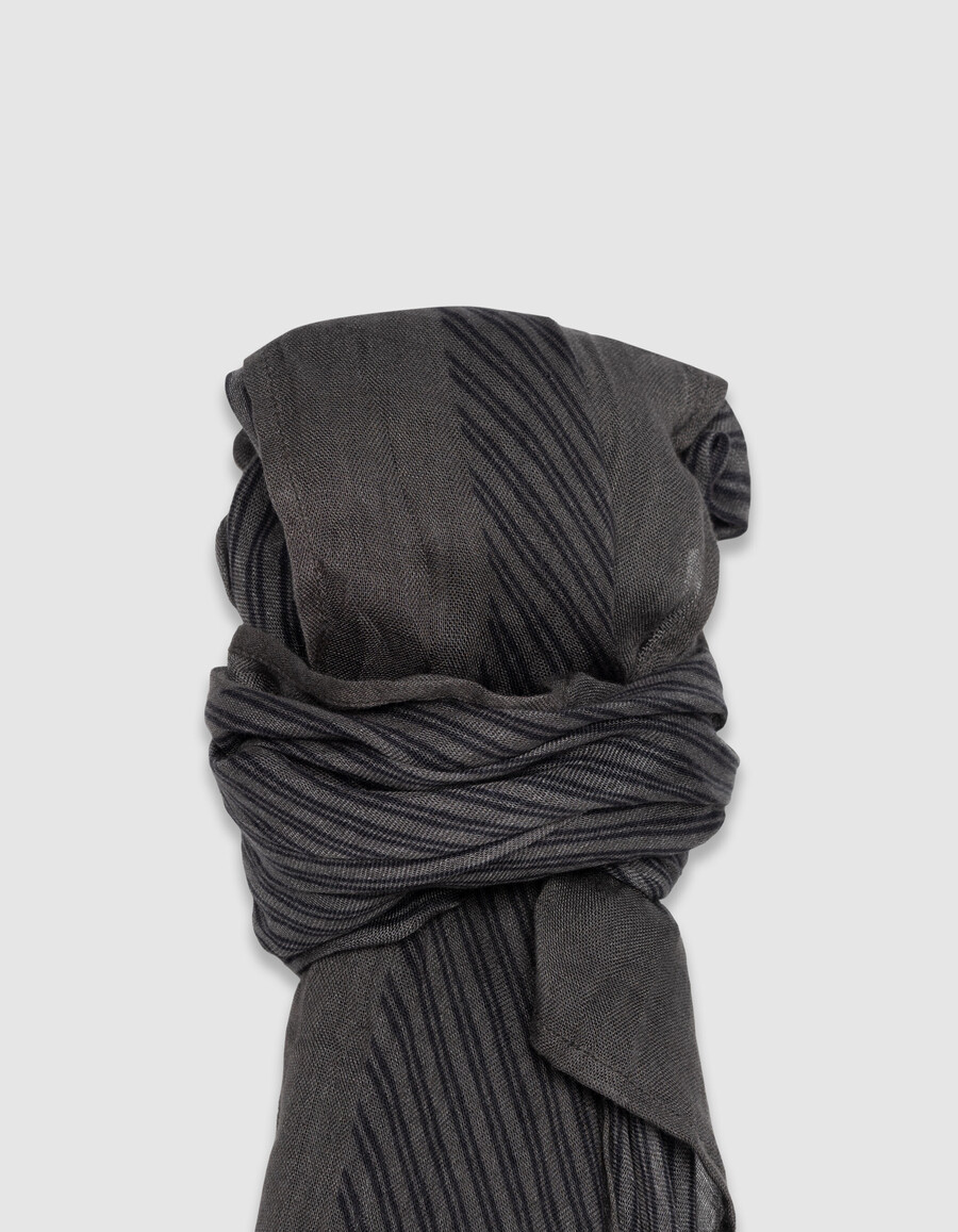 bufanda gris de hombre con rayas azul marino