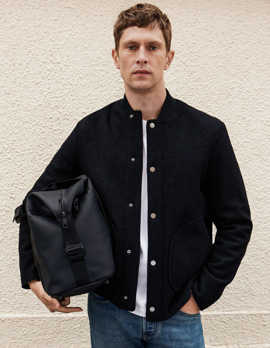 bolso de fin de semana para hombre de nailon negro con efecto goma.