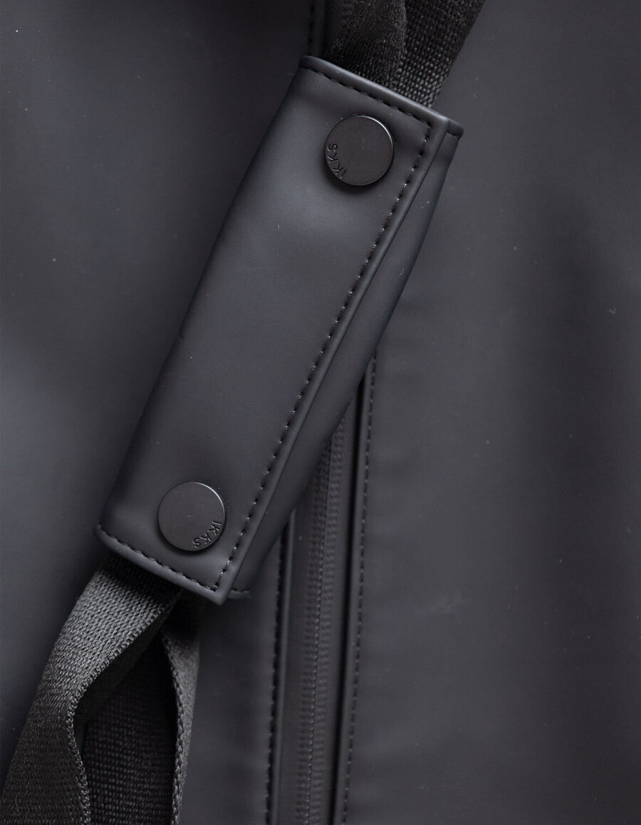 bolso de fin de semana para hombre de nailon negro con efecto goma.