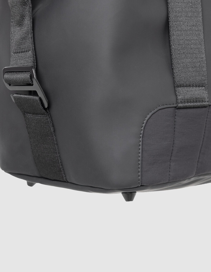 bolso de fin de semana para hombre de nailon negro con efecto goma.