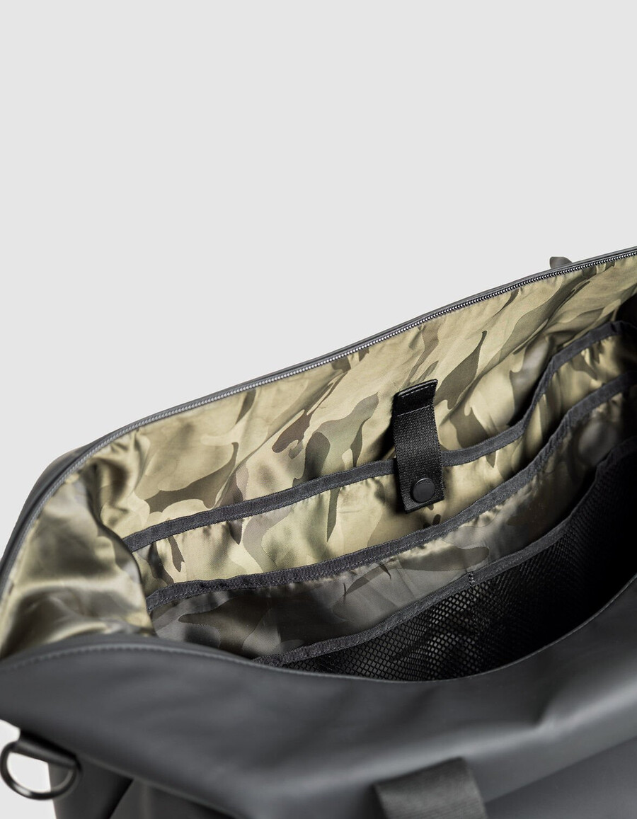 bolso de fin de semana para hombre de nailon negro con efecto goma.