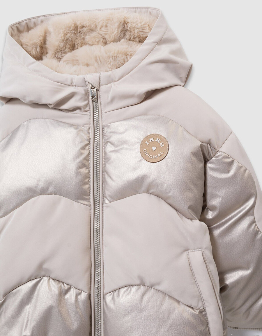 chaqueta acolchada con forro de piel dorado y beige para niña