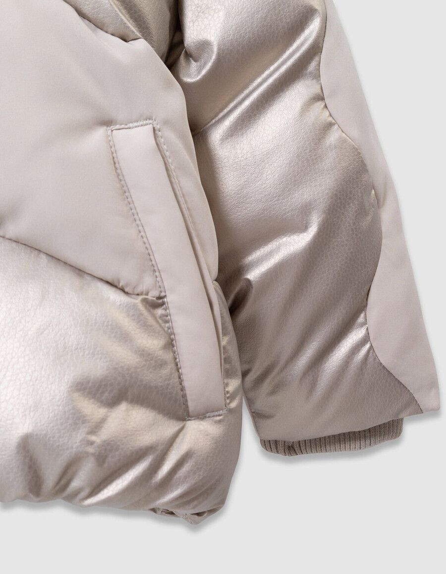chaqueta acolchada con forro de piel dorado y beige para niña