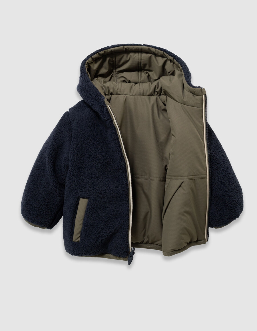 parka reversible de sherpa en color caqui y azul marino para niño