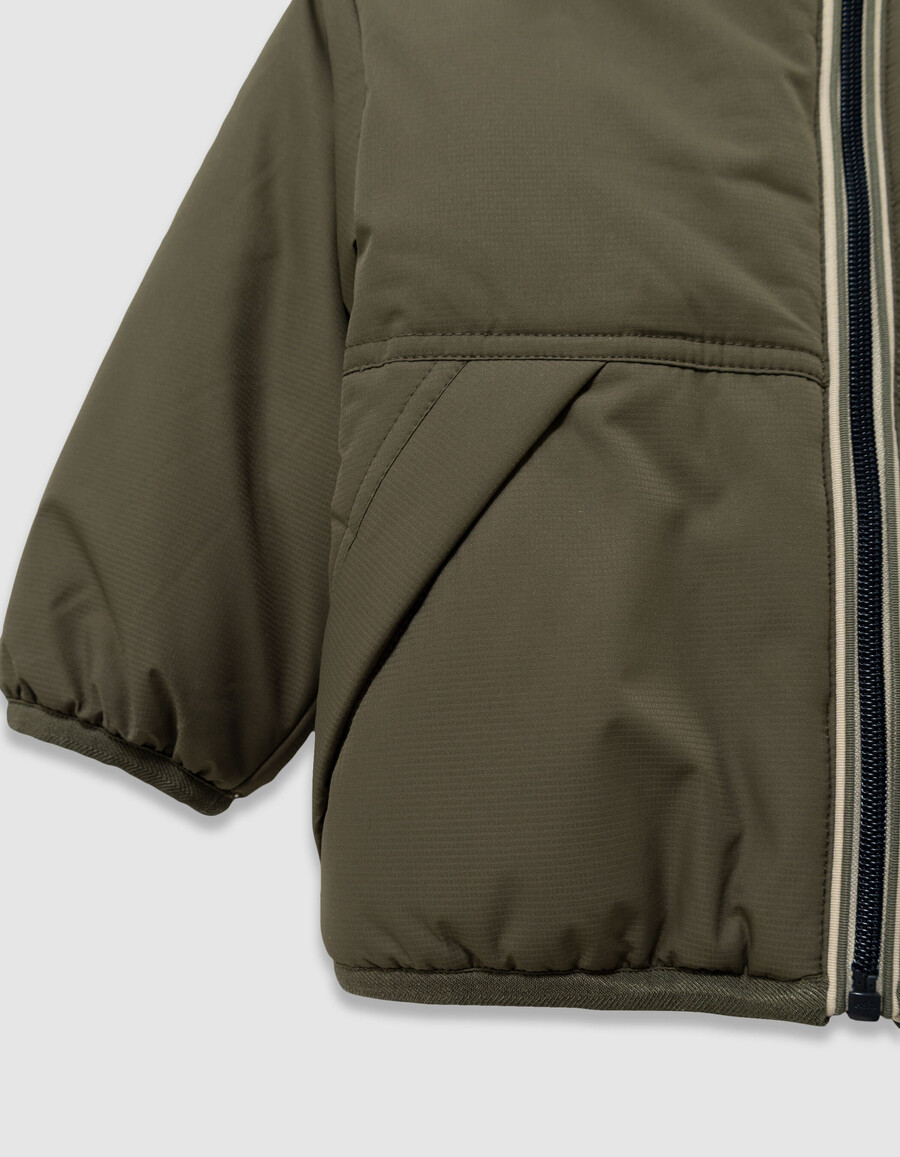 parka reversible de sherpa en color caqui y azul marino para niño