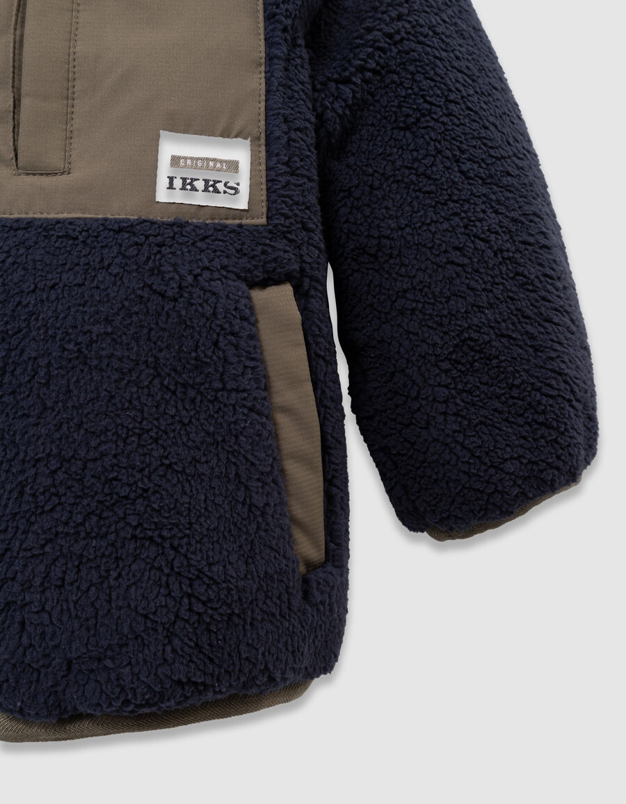 parka reversible de sherpa en color caqui y azul marino para niño