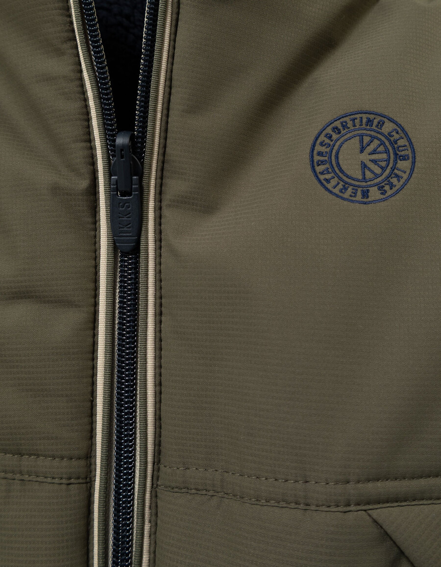 parka reversible de sherpa en color caqui y azul marino para niño