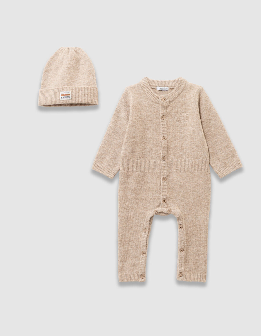 conjunto de mono y gorro de punto beige para bebé niño