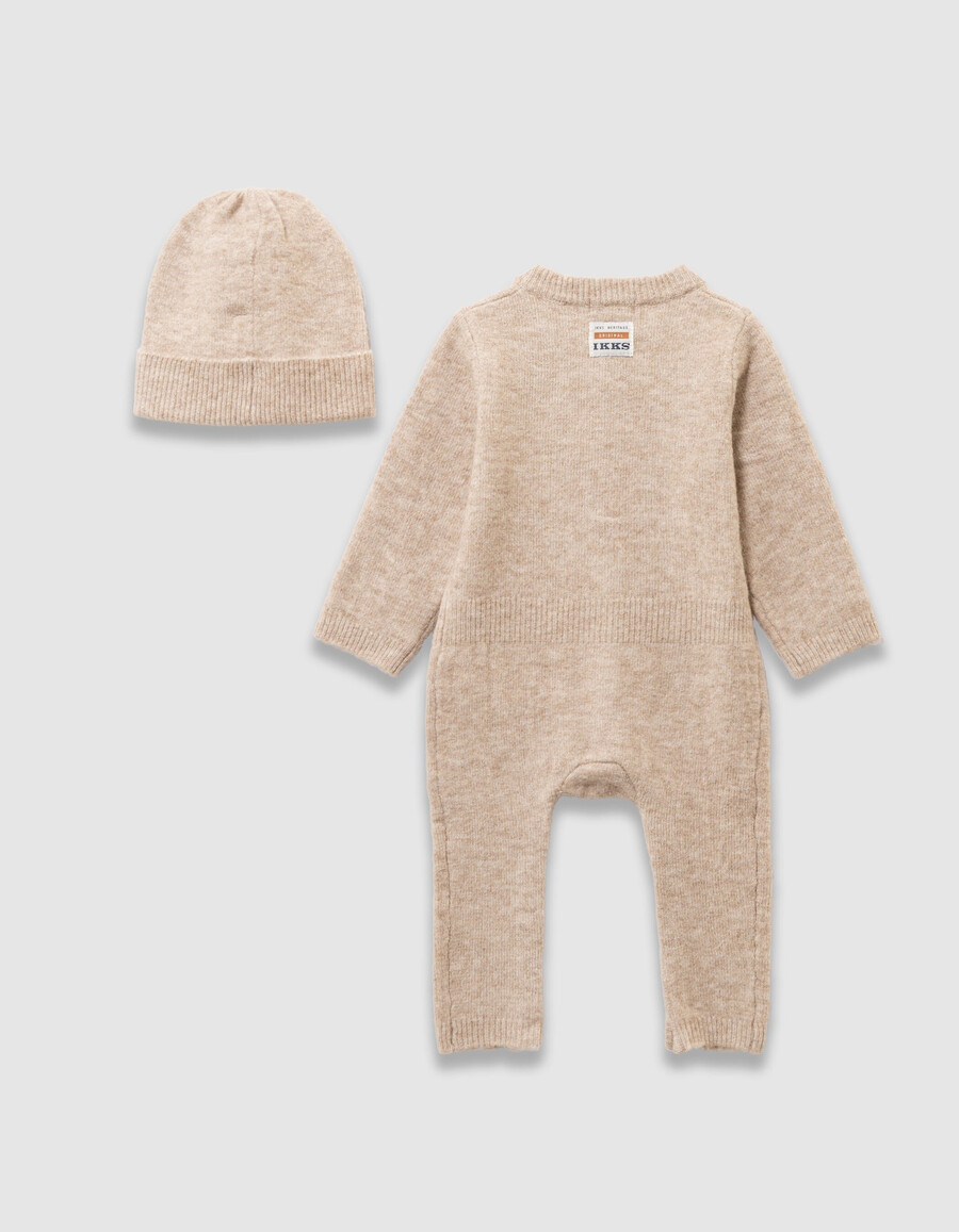 conjunto de mono y gorro de punto beige para bebé niño