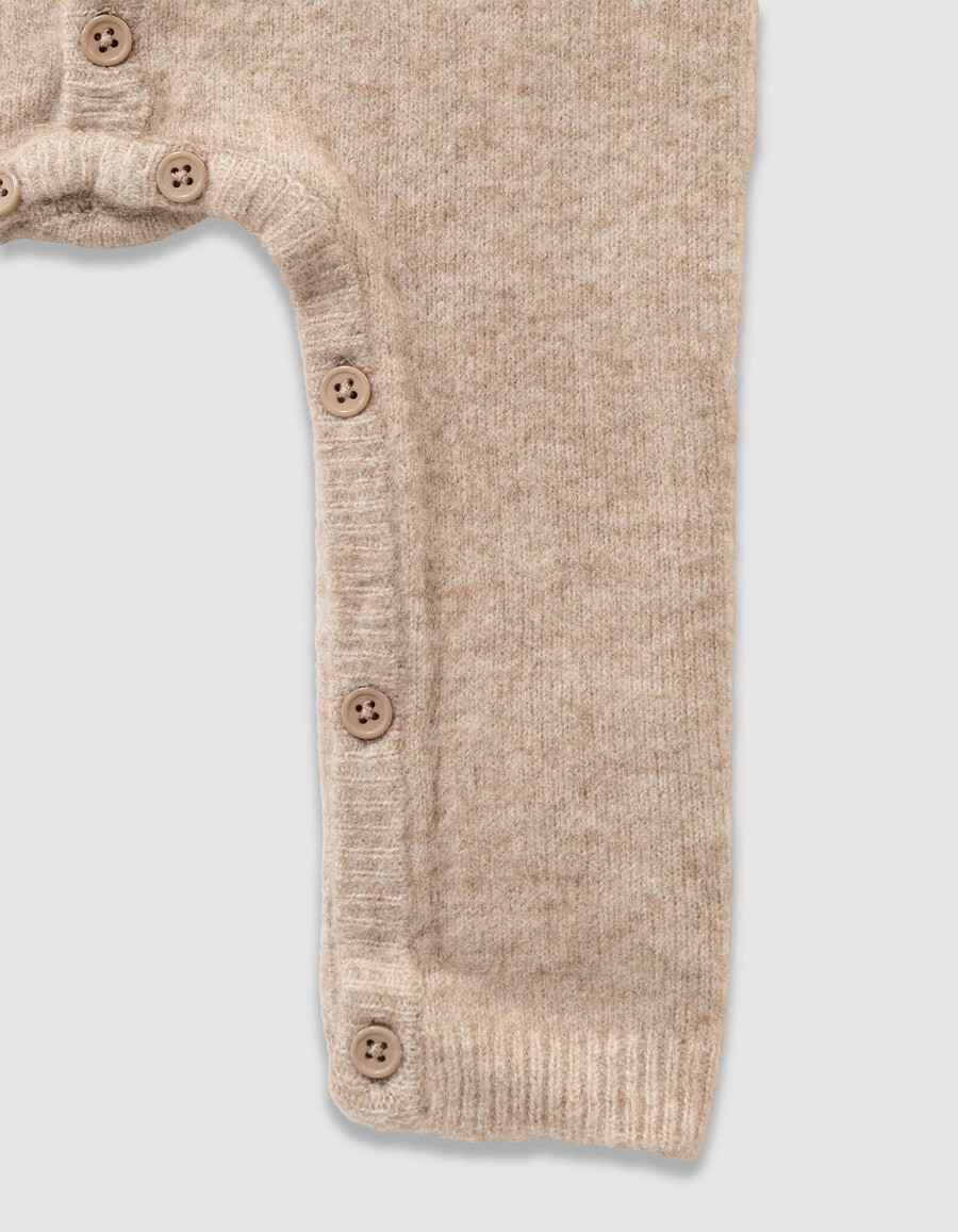 conjunto de mono y gorro de punto beige para bebé niño
