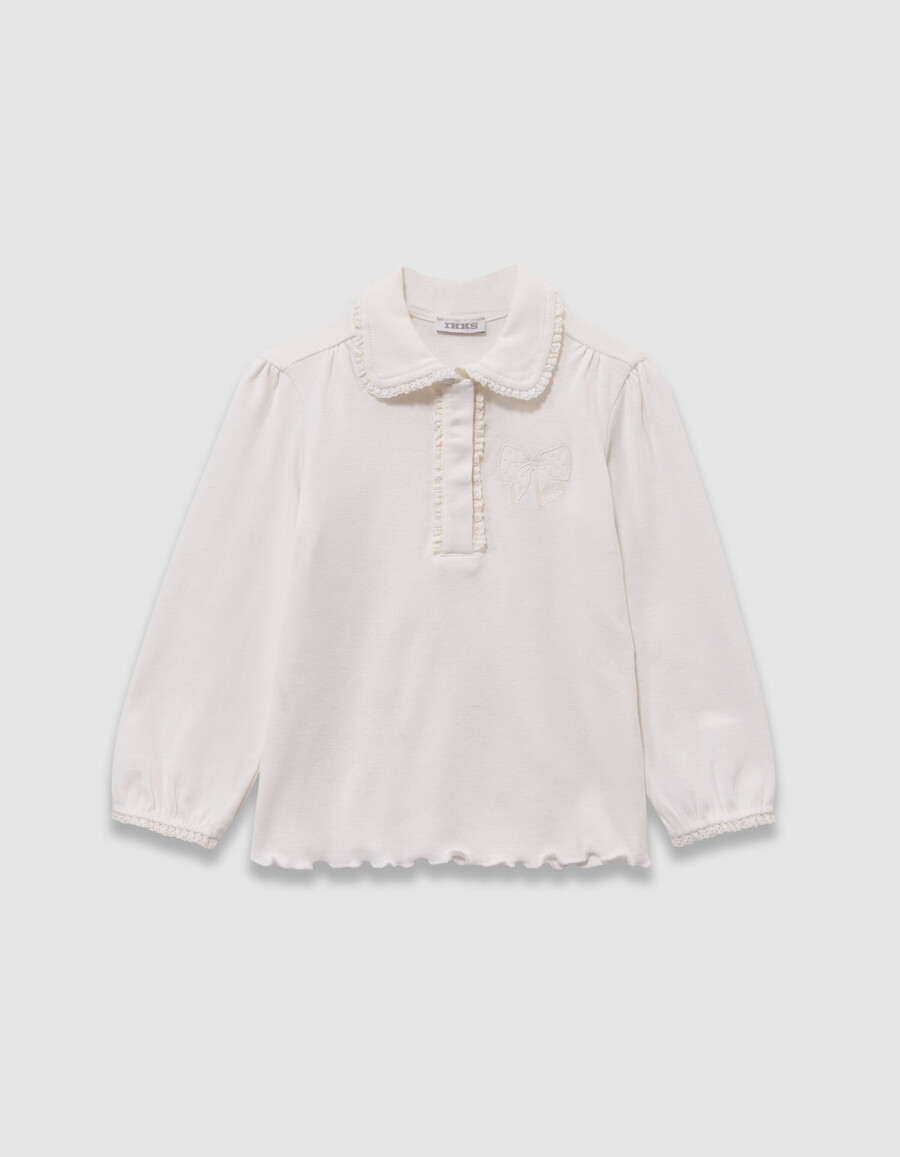 camiseta color crudo para niña con lazo bordado y detalles de encaje