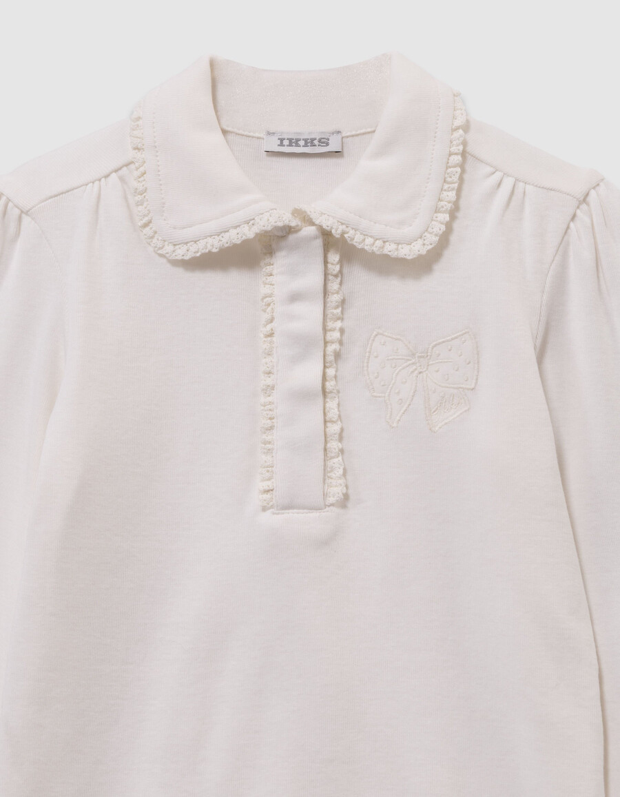camiseta color crudo para niña con lazo bordado y detalles de encaje