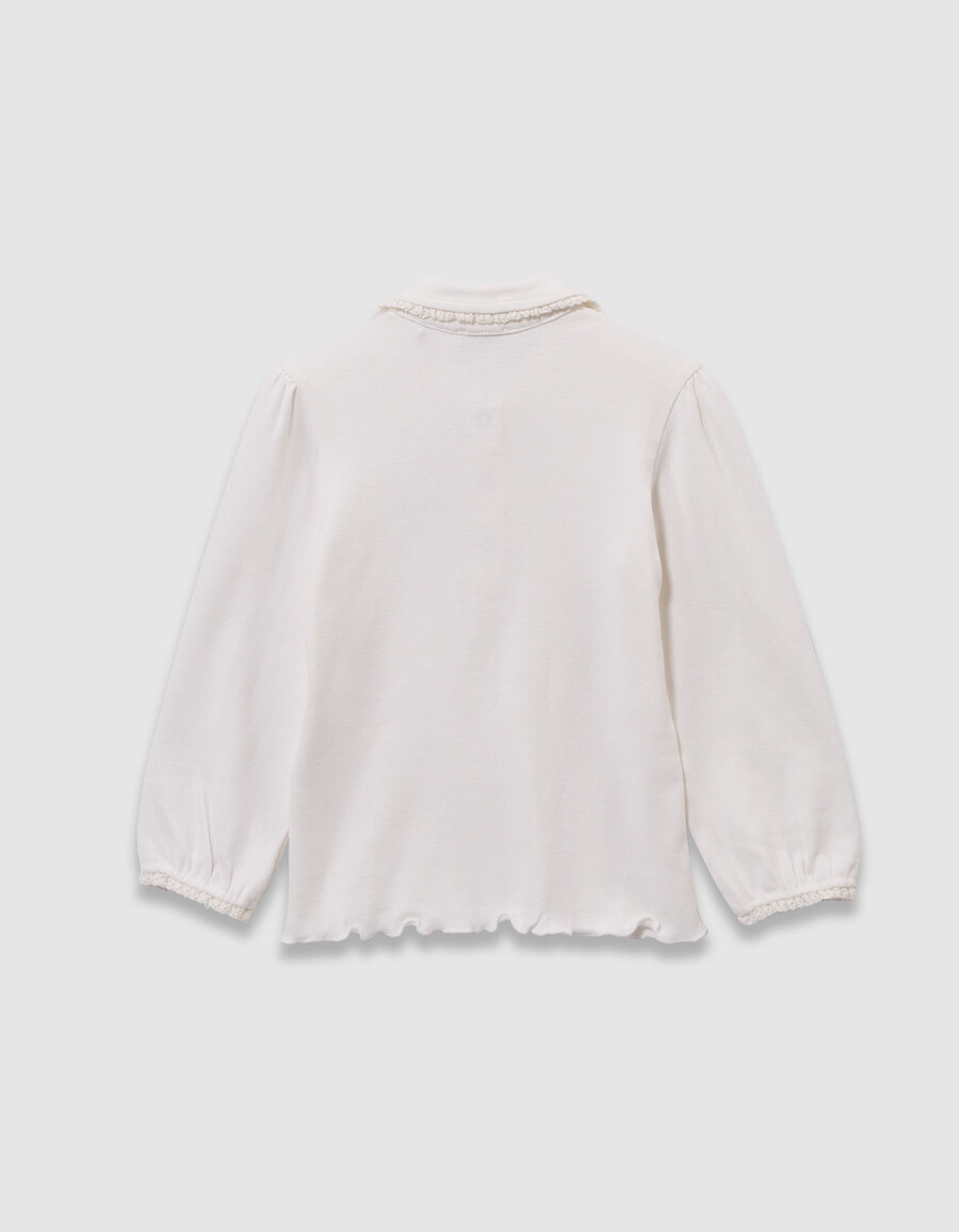 camiseta color crudo para niña con lazo bordado y detalles de encaje