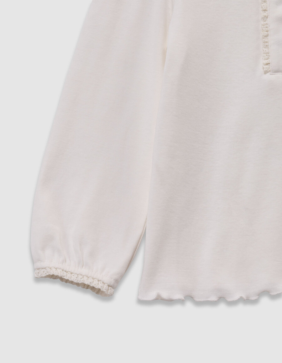 camiseta color crudo para niña con lazo bordado y detalles de encaje