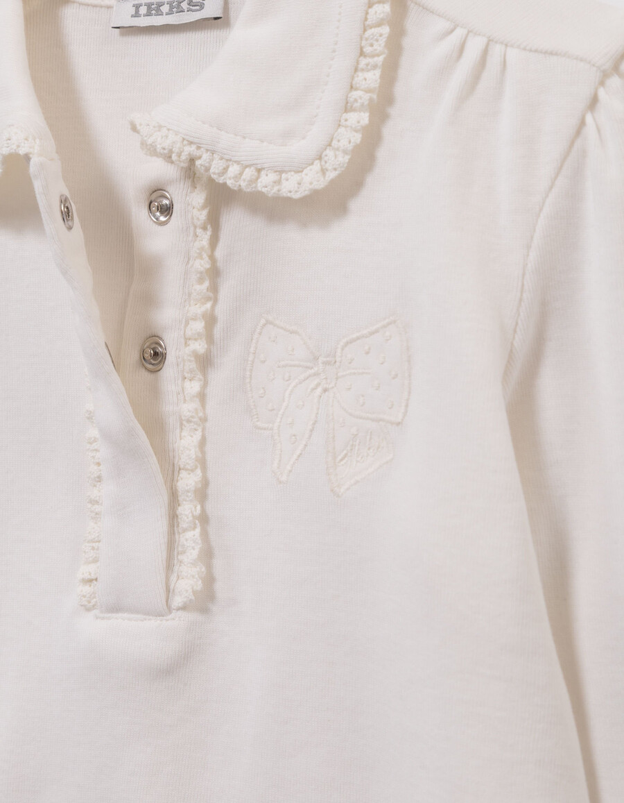 camiseta color crudo para niña con lazo bordado y detalles de encaje