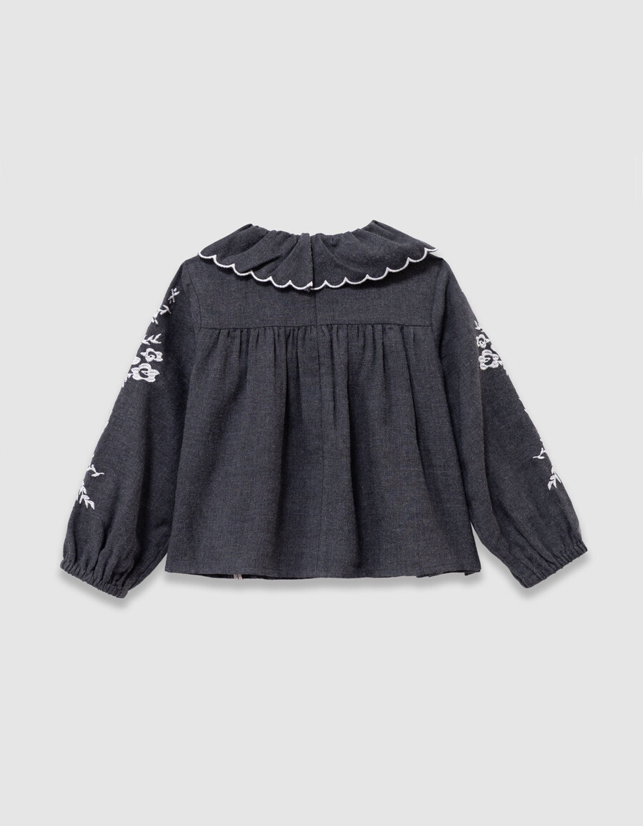 blusa gris de cuello ancho con bordado para niña