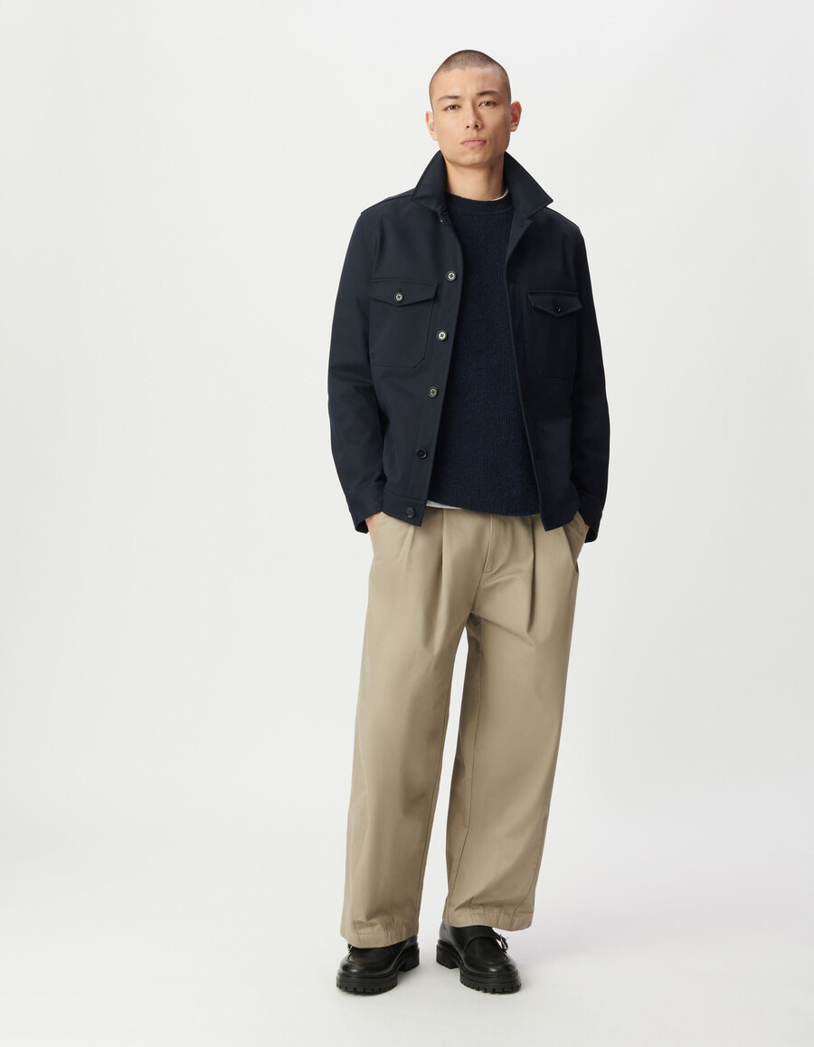 chaqueta azul marino con bolsillos de parche para hombre