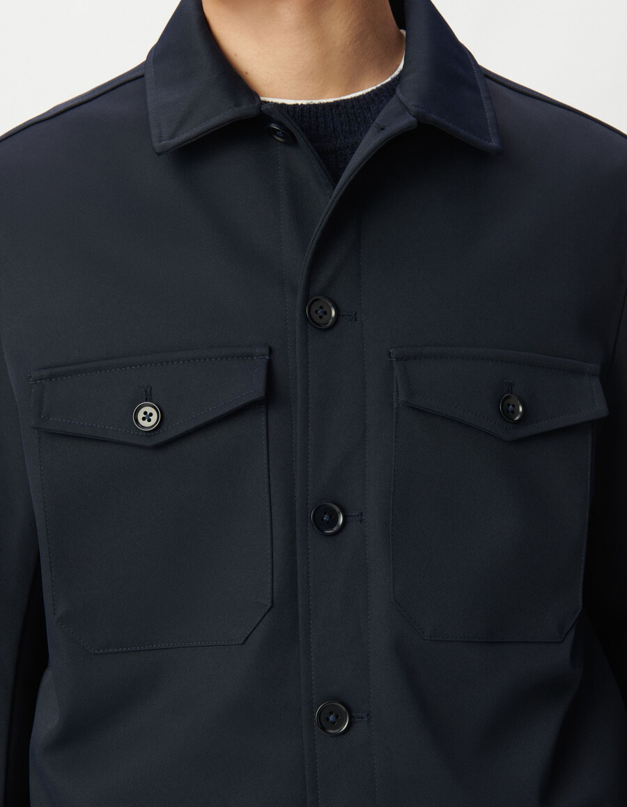 chaqueta azul marino con bolsillos de parche para hombre