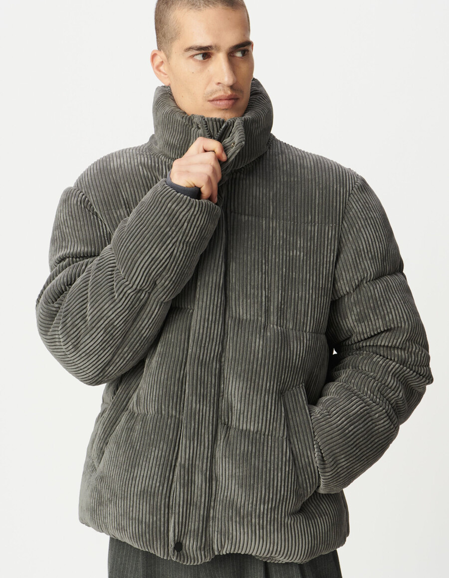 chaqueta acolchada de pana gris con capucha desmontable para hombre