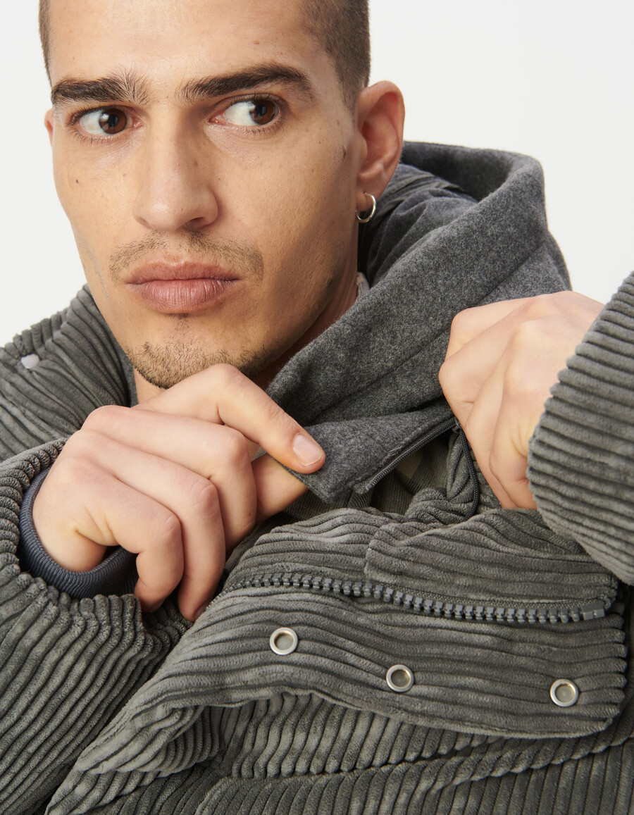 chaqueta acolchada de pana gris con capucha desmontable para hombre