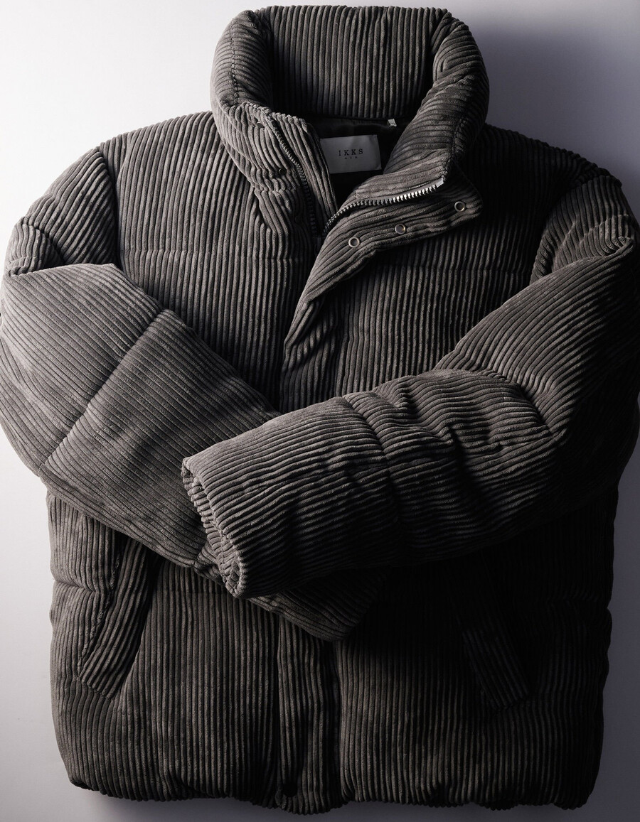 chaqueta acolchada de pana gris con capucha desmontable para hombre