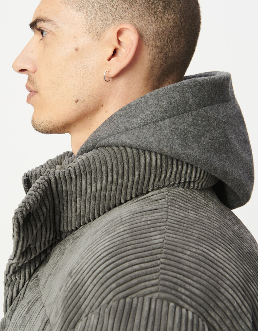 chaqueta acolchada de pana gris con capucha desmontable para hombre