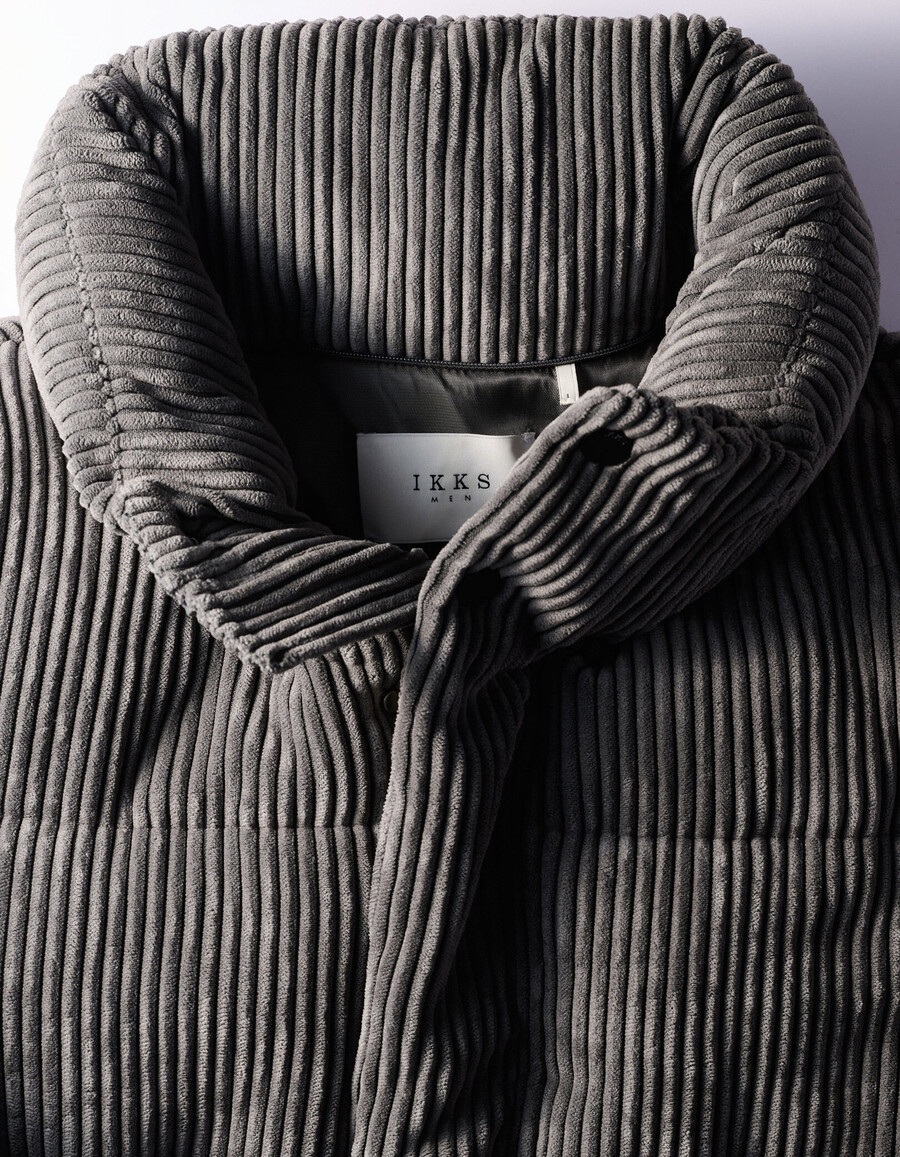 chaqueta acolchada de pana gris con capucha desmontable para hombre