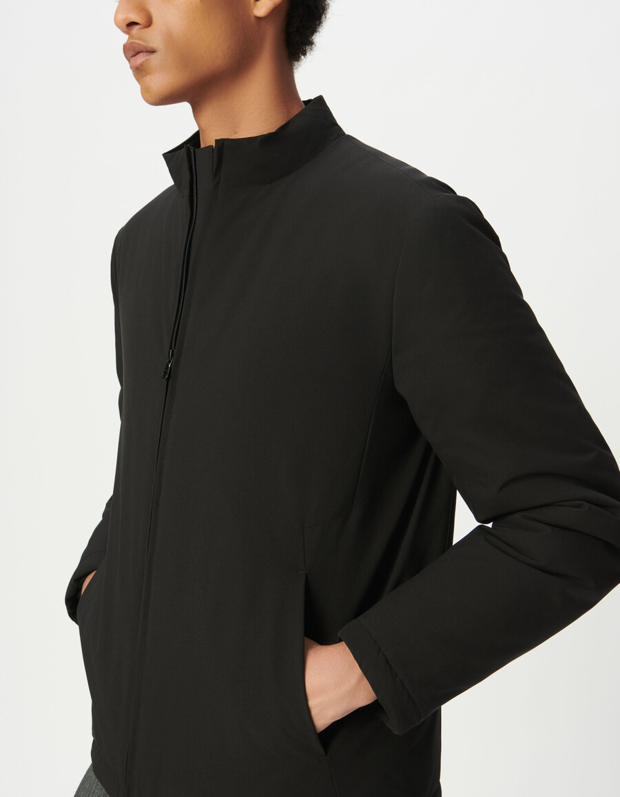 chaqueta acolchada ligera de cuello alto negra para hombre
