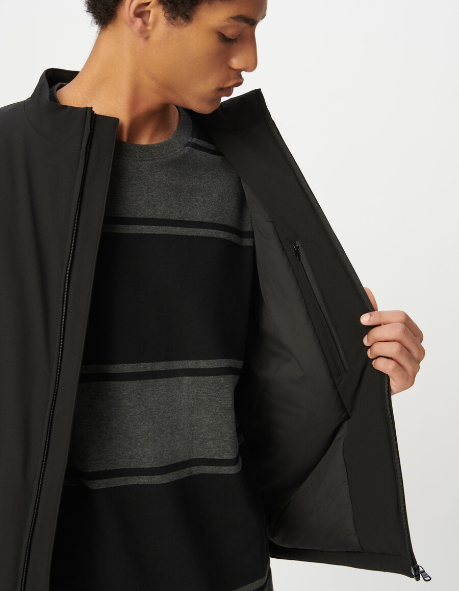 chaqueta acolchada ligera de cuello alto negra para hombre