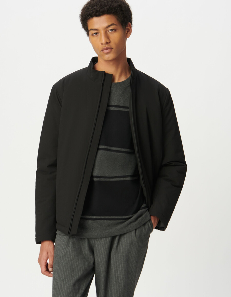 chaqueta acolchada ligera de cuello alto negra para hombre