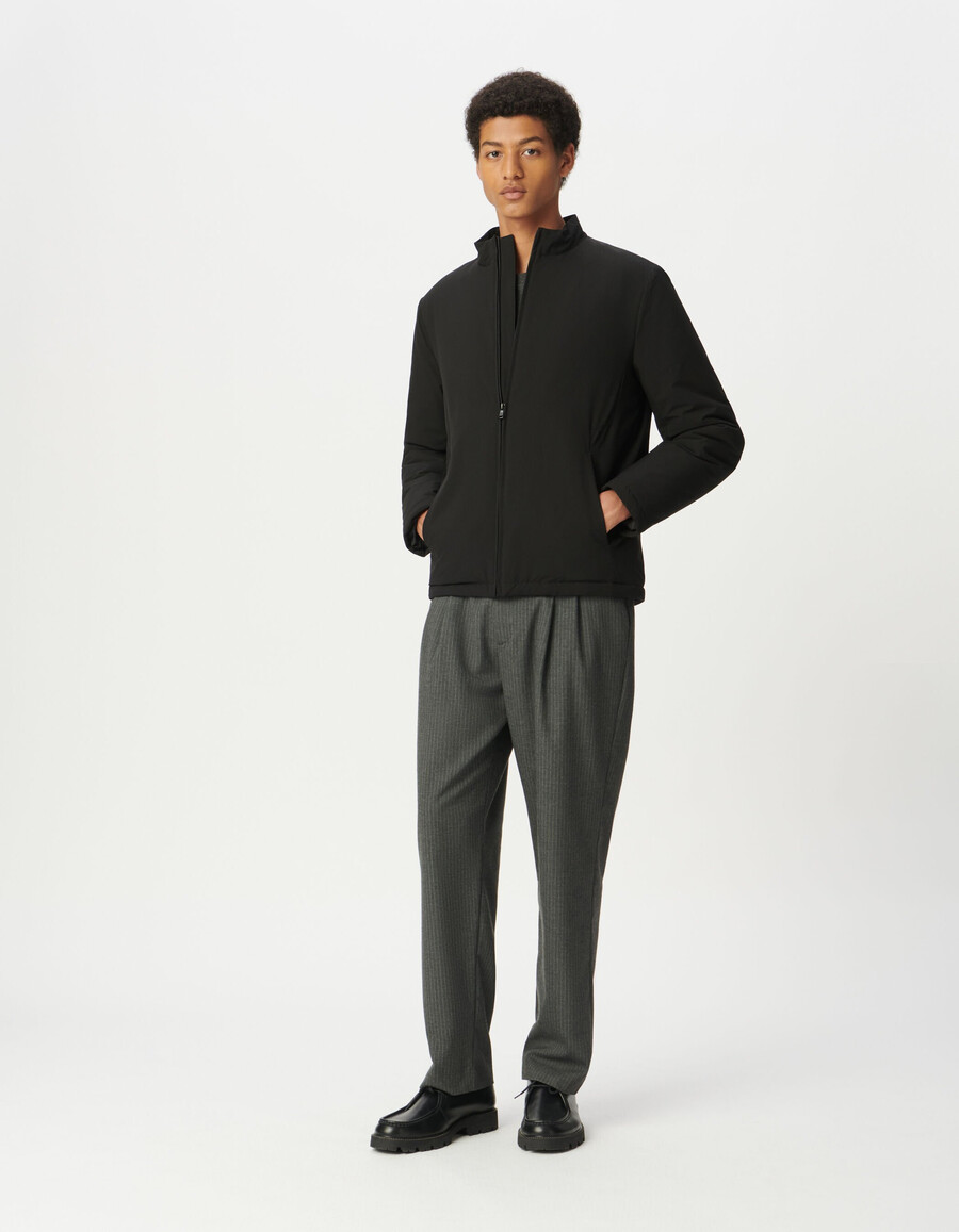 chaqueta acolchada ligera de cuello alto negra para hombre