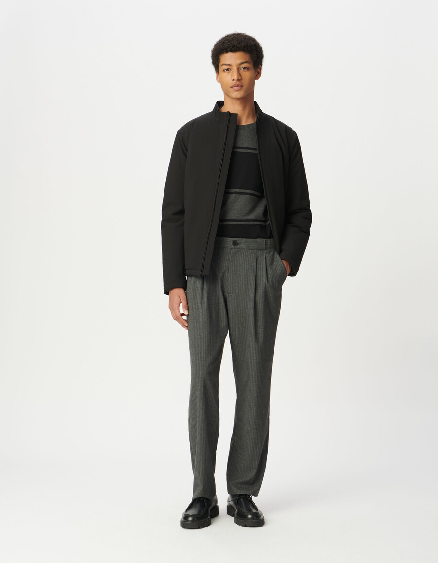 chaqueta acolchada ligera de cuello alto negra para hombre