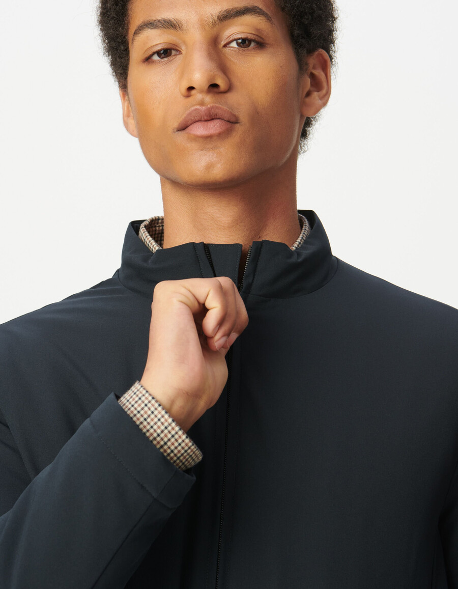 chaqueta acolchada ligera de cuello alto azul marino para hombre