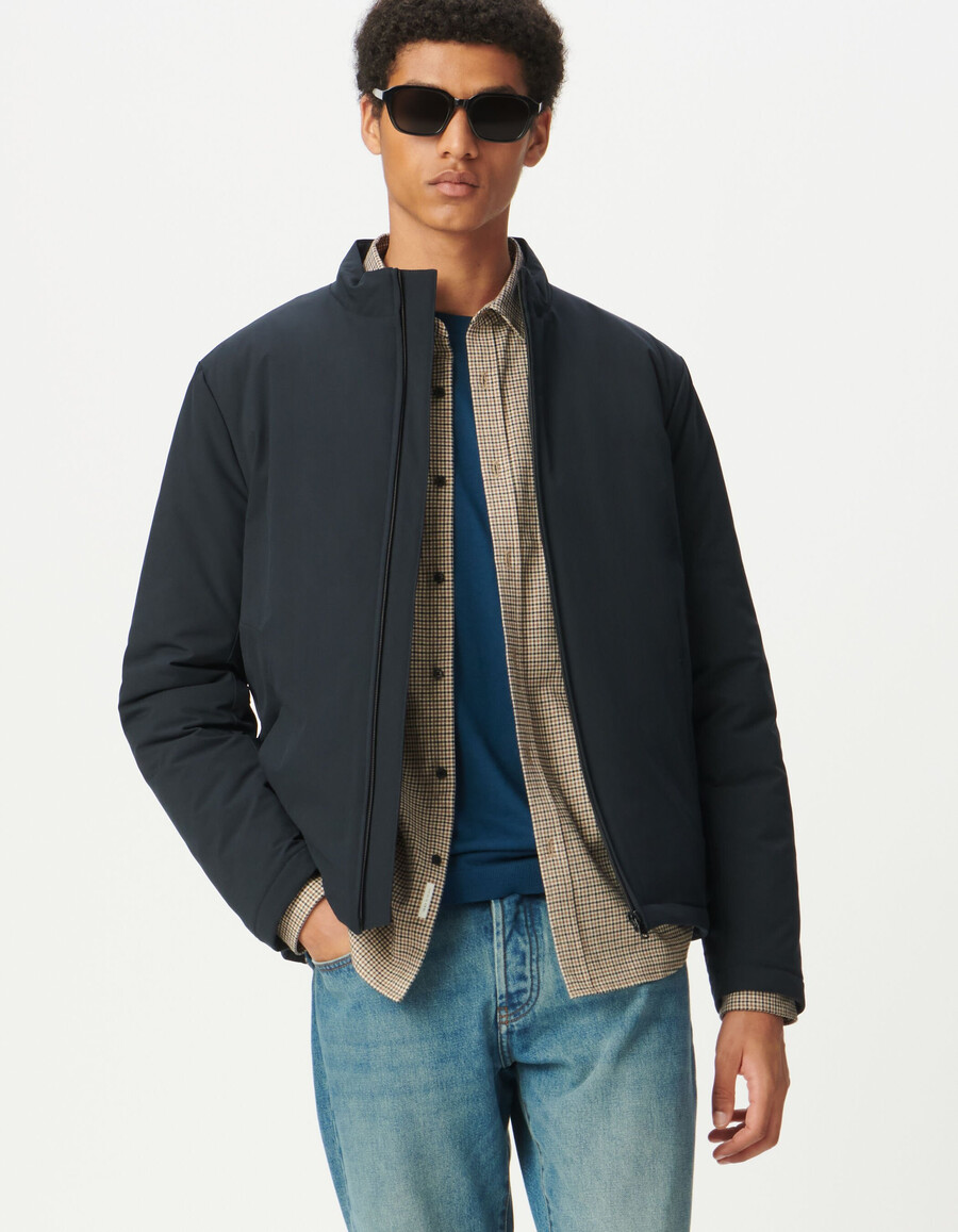 chaqueta acolchada ligera de cuello alto azul marino para hombre
