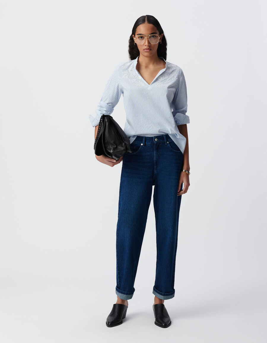 blusa de rayas azul cielo con bordado en la parte delantera