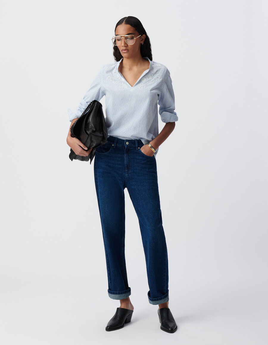 blusa de rayas azul cielo con bordado en la parte delantera