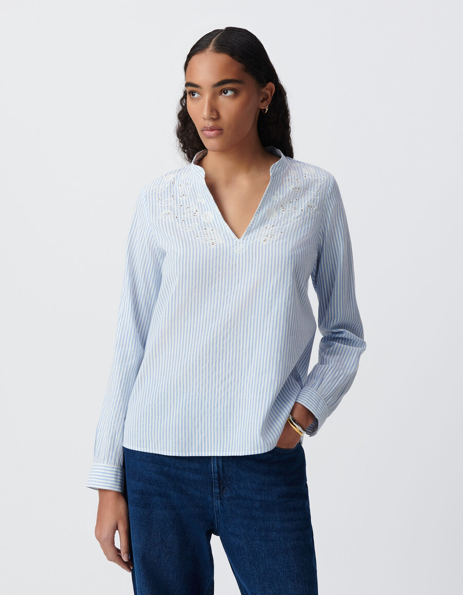 blusa de rayas azul cielo con bordado en la parte delantera