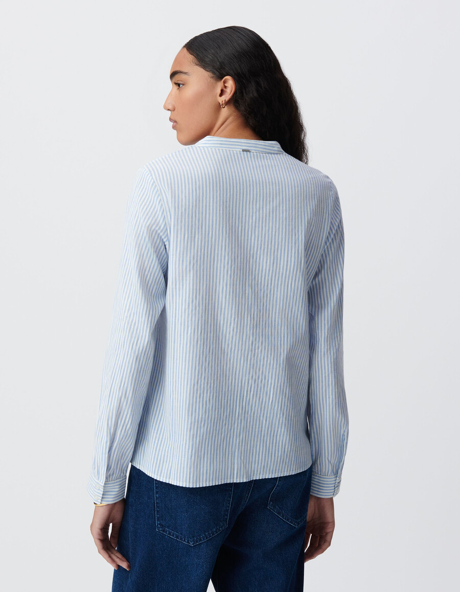 blusa de rayas azul cielo con bordado en la parte delantera