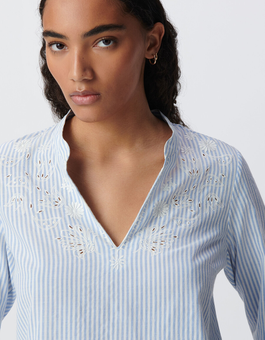 blusa de rayas azul cielo con bordado en la parte delantera