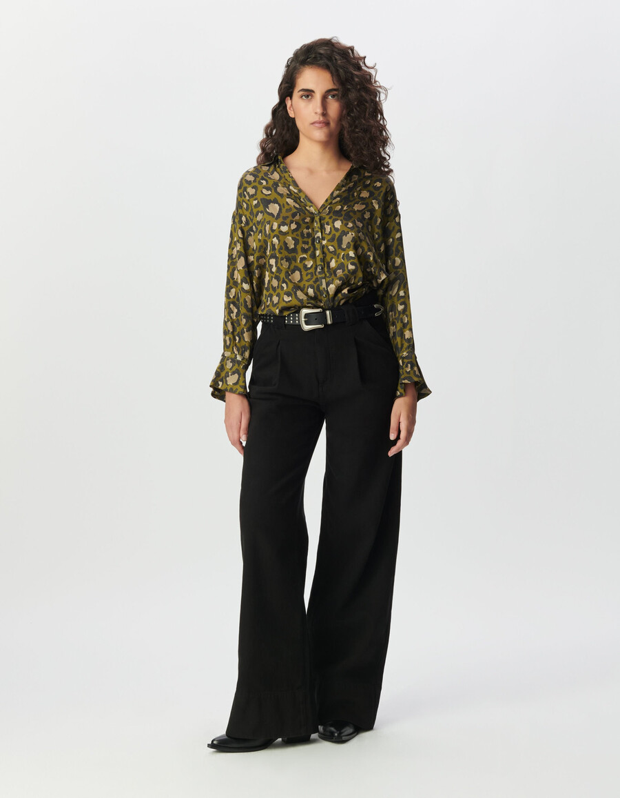 camisa de manga larga color caqui para mujer estampado de leopardo tachas