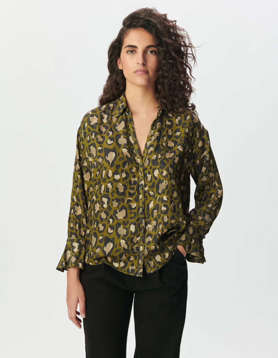 camisa de manga larga color caqui para mujer estampado de leopardo tachas