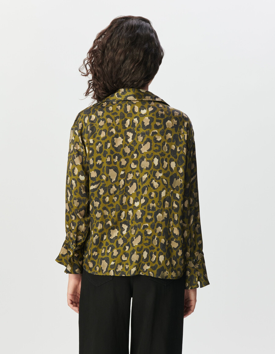 camisa de manga larga color caqui para mujer estampado de leopardo tachas