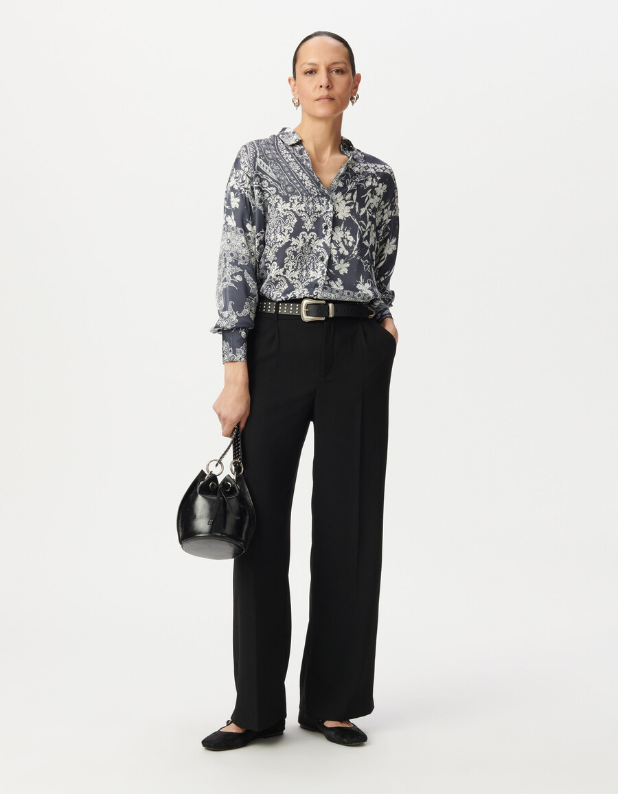 camisa de satén azul grisáceo para mujer con estampado de pañuelo