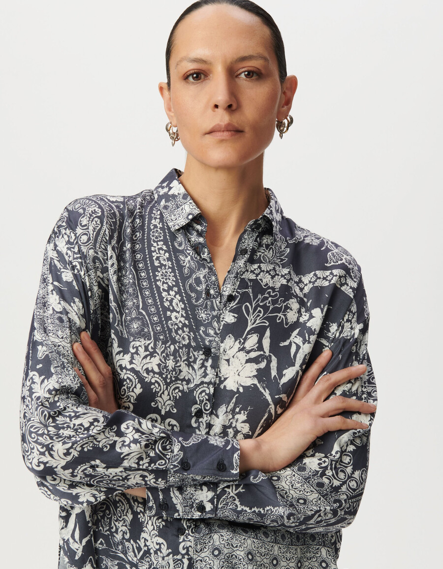 camisa de satén azul grisáceo para mujer con estampado de pañuelo