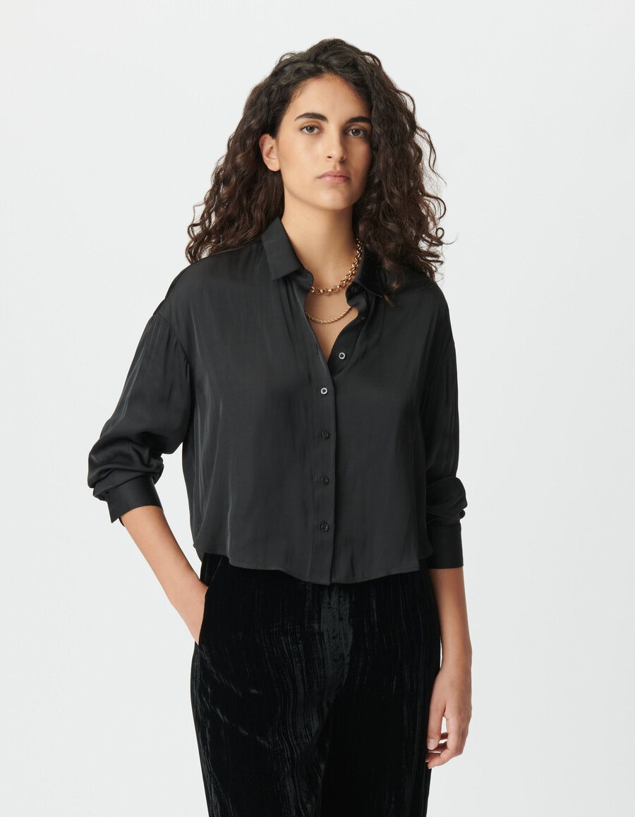 camisa corta negra para mujer con rosa de strass en la espalda