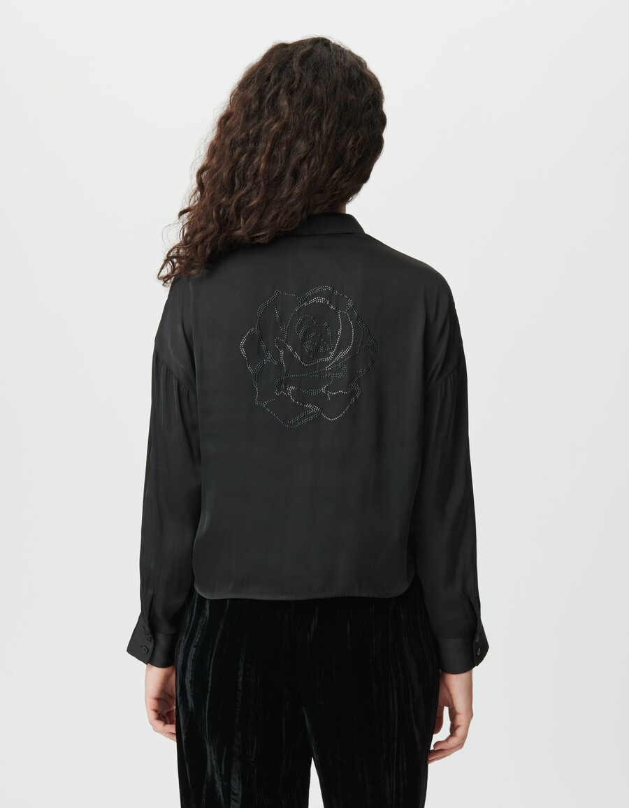 camisa corta negra para mujer con rosa de strass en la espalda