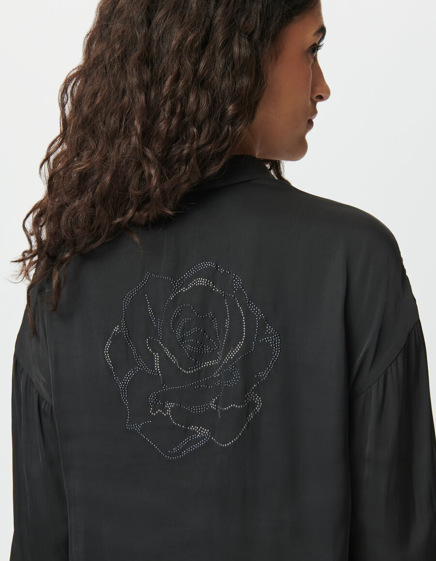 camisa corta negra para mujer con rosa de strass en la espalda