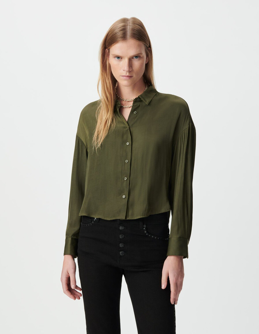 camisa corta fluida de manga larga color caqui para mujer