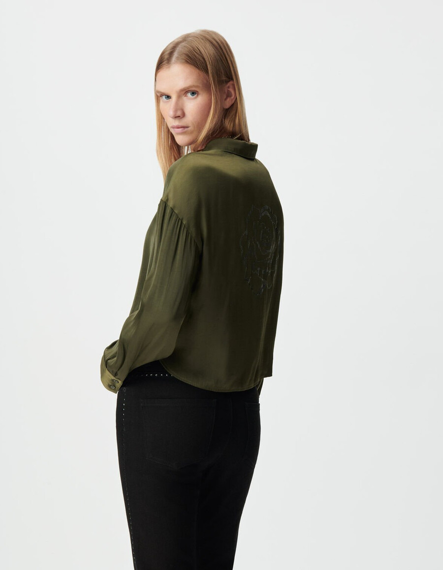 camisa corta fluida de manga larga color caqui para mujer