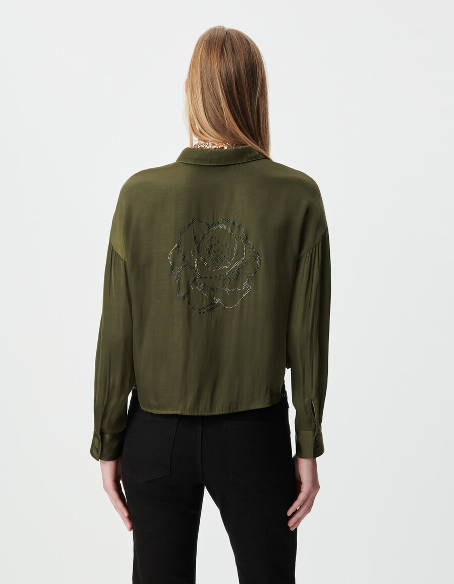 camisa corta fluida de manga larga color caqui para mujer